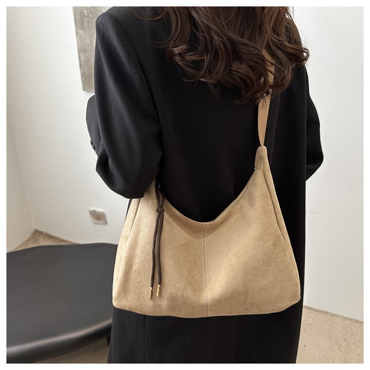 Vintage Large Capacity Tote Bag Versatile Commuter Shoulder Bag Crossbody Bag Maillard Chic Underarm Bag for Women