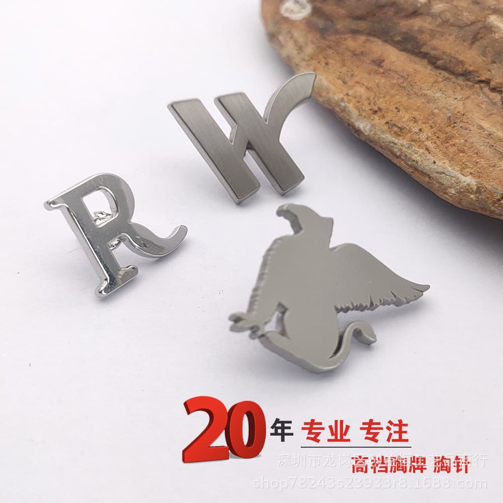 Suitable for Marriott hotel suit collar pin R brooch pin standard chest badge brooch buckle brand name ready for shipment on the same day