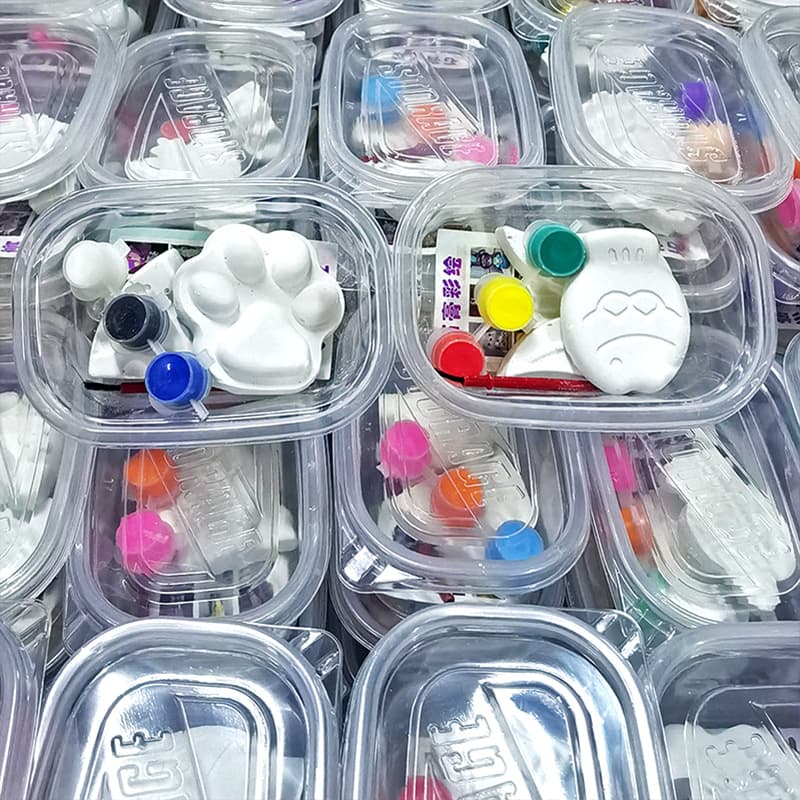 Children's painted plaster dolls, kindergarten graffiti blank dolls, DIY coloring plaster paintings for park display
