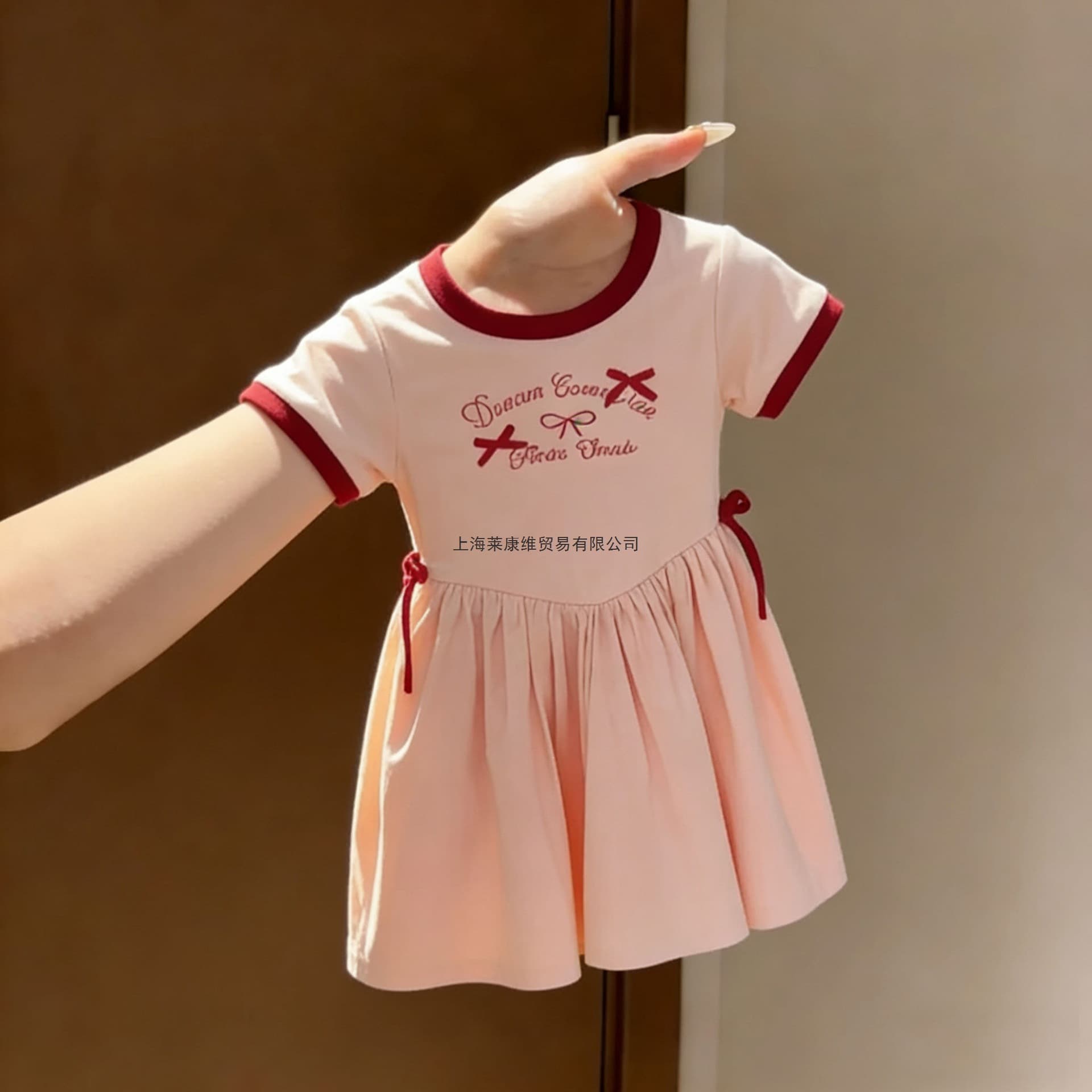 Girls' pure cotton dress, new summer style, fashionable print, bow, waist-cinching, sweet short-sleeved princess dress for toddlers and preschoolers.