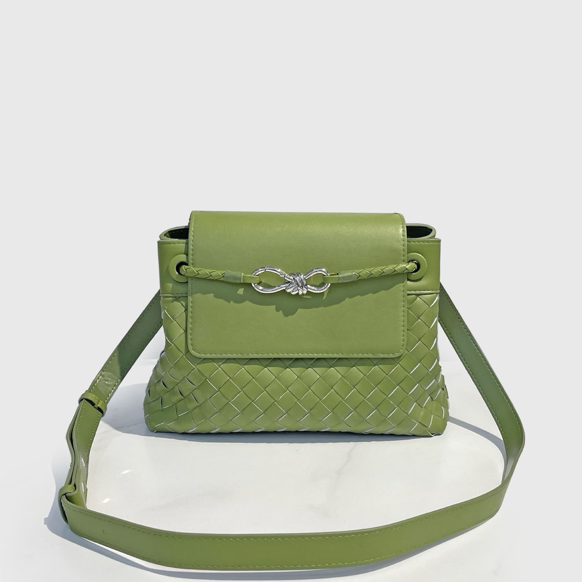 2026 Early Autumn New Handmade Genuine Leather Woven Bag European and American Fashion Bow Silver Buckle Commuter Versatile Crossbody Bag