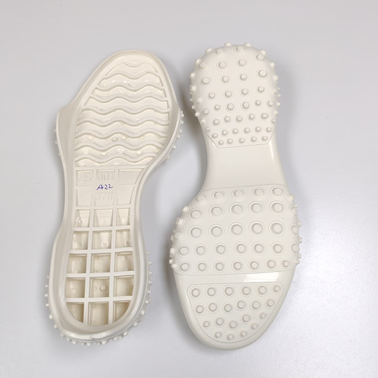 Factory direct wholesale of new, versatile, comfortable, casual rubber-soled shoes with durable rubber soles.