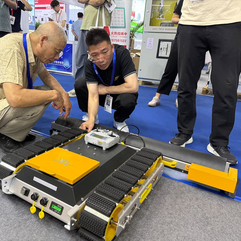 Export crawler-type photovoltaic panel cleaning robot photovoltaic power station cleaning equipment supports foreign trade bulk supply