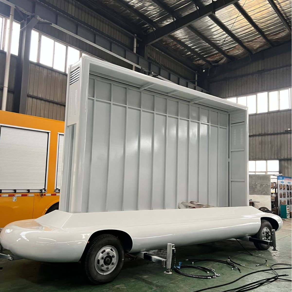 Towed advertising trailers with mobile hydraulic lifting rotation, electronic brakes, and LED advertising displays.