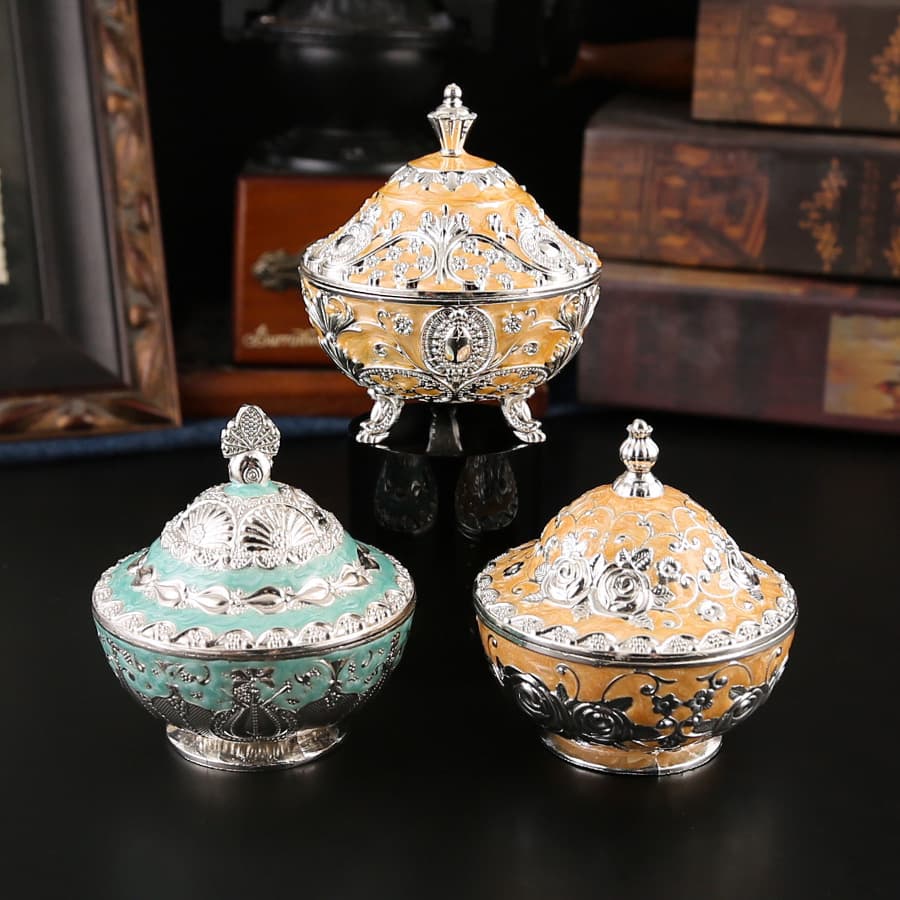 European Court Style Candy Bowl with Lid Metal Embossed Three-Legged Decorative Jar Light Luxury Jewelry Storage Box Wedding Decoration