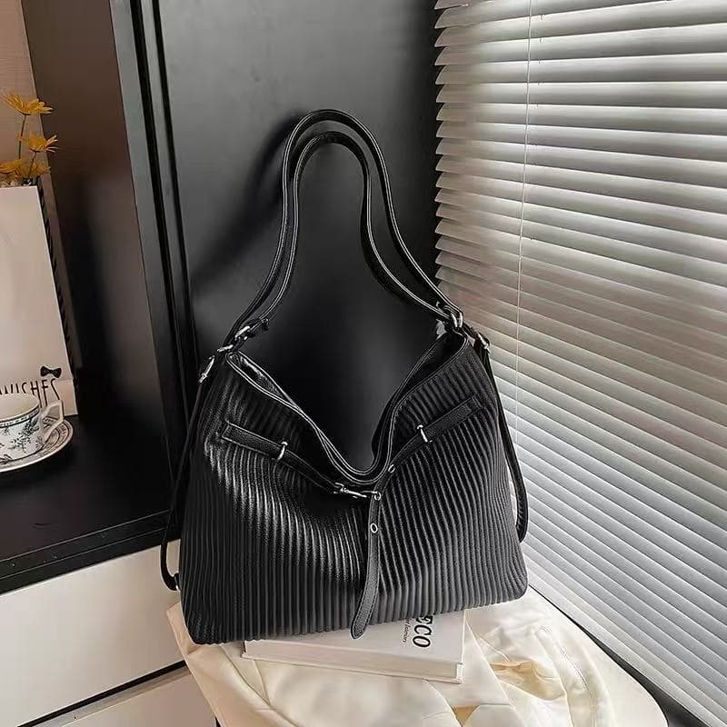Black commuter shoulder tote bag women's large capacity 2026 new spring and summer high-end light luxury niche backpack