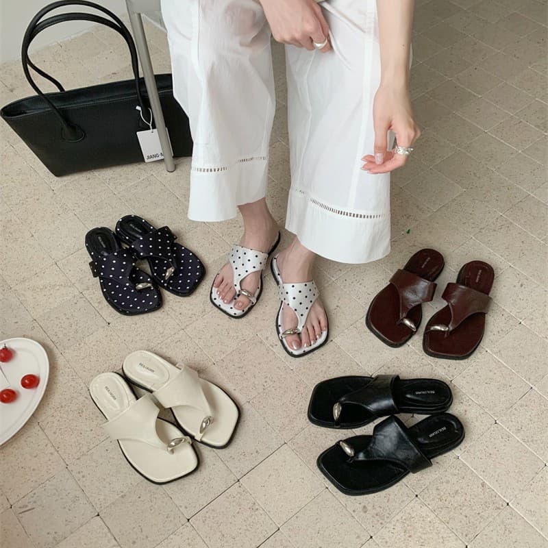 Fashionable Casual French Flip Flops for Women Summer 2026 New Premium Thick Sole Beach Sandals for Dresses