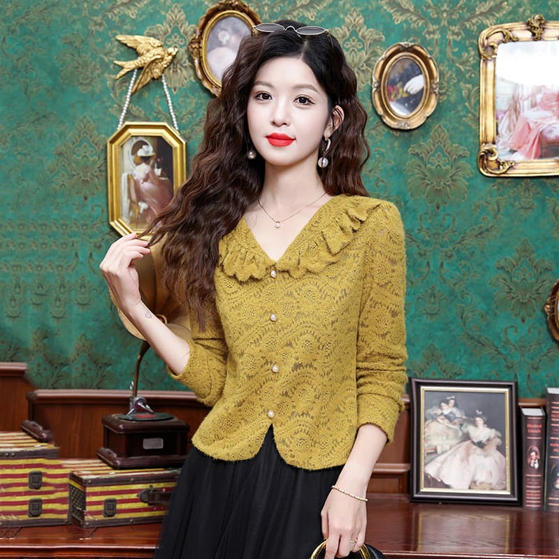 Stylish V-neck lace blouse for women, new spring/autumn 2025 design, long-sleeved, versatile inner layer top.