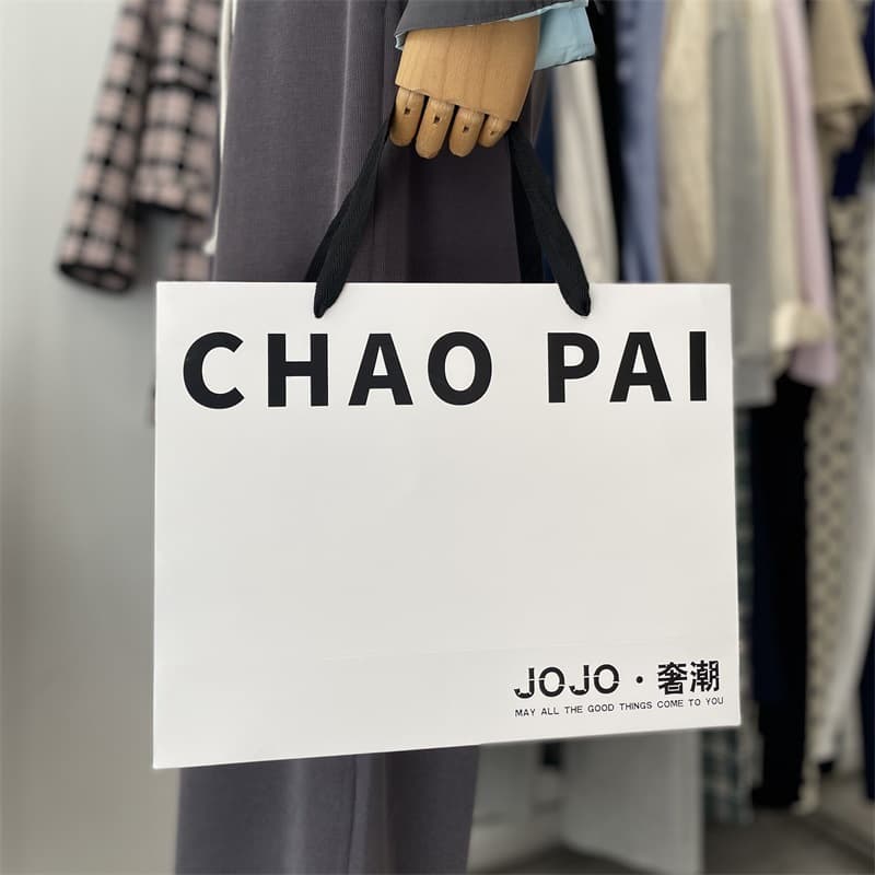 Clothing store portable paper bag made to order for gift shopping women's clothing with customized fashionable white packaging thick bag printed with logo