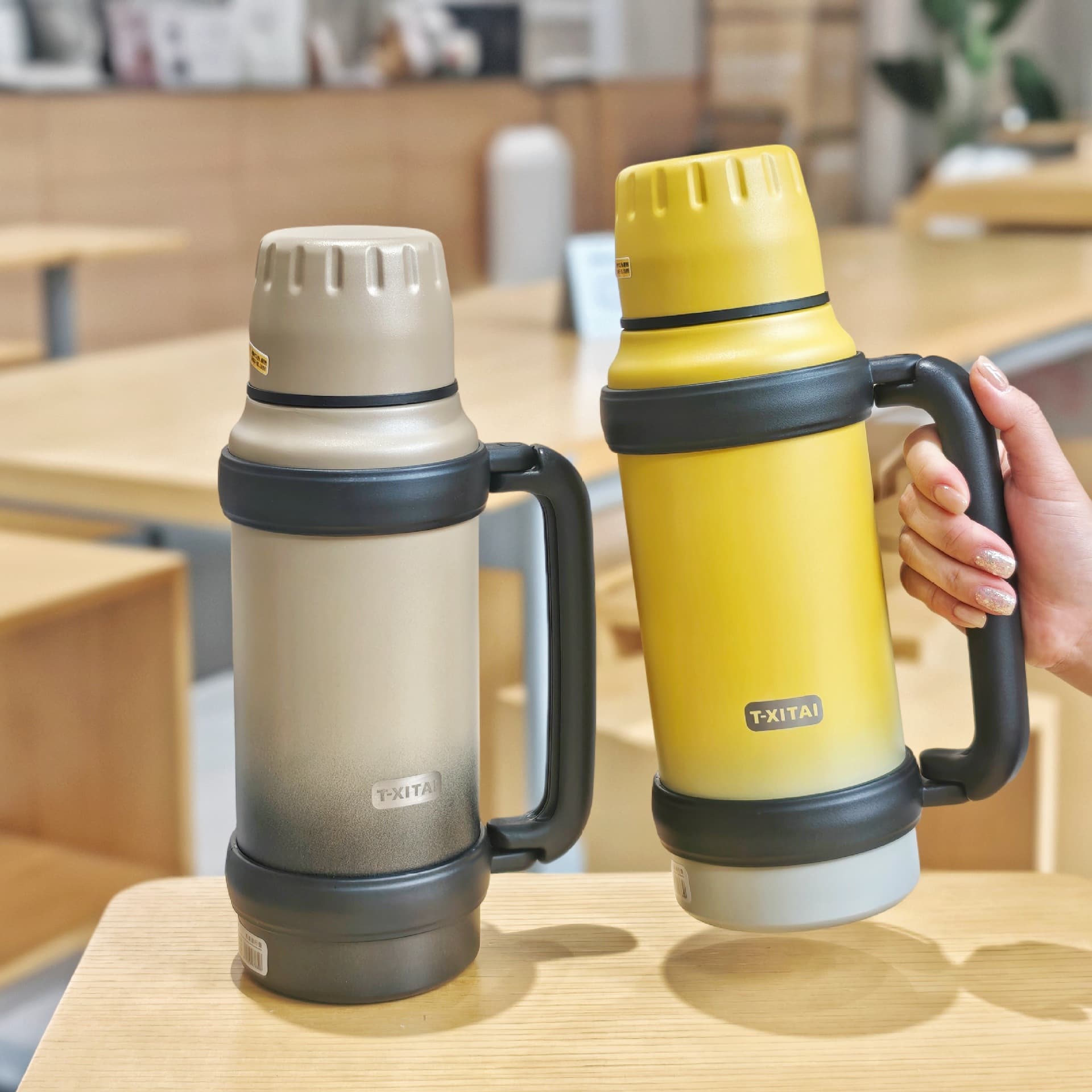 Large capacity outdoor travel flask, stainless steel vacuum insulated bottle with handle, versatile portable thermal cup