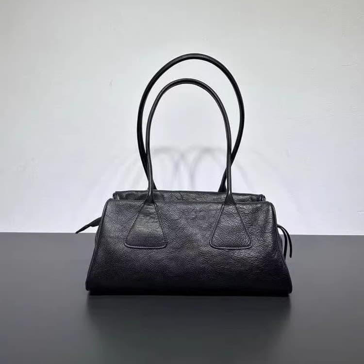2025 Autumn Winter New Vegetable Tanned Pu Leather Bowling Bag Sugar Triangle Armpit Baguette Bag Simple Long Handle Handbag for Women