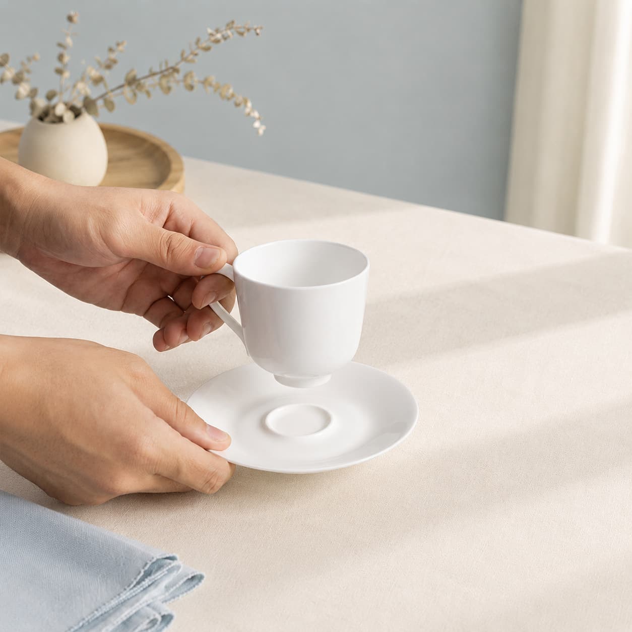 Bone China Pure White Coffee Cup European Luxury Gold Foil Cup Saucer Ceramic Coffee Set Exquisite Tea Cup Afternoon Tea