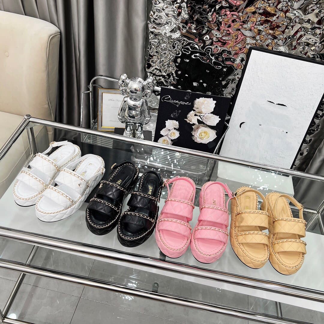 2025 Summer Custom Genuine Leather Quilted Embroidered Platform Sandals Chanel-Style Metal Chain Outdoor Beach Sandals