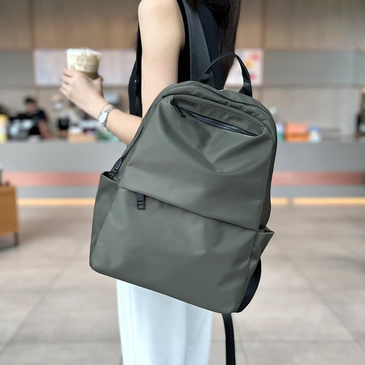 Outdoor casual Oxford cloth backpack for women, travel lightweight 2025 new waterproof large capacity fashionable commuter backpack