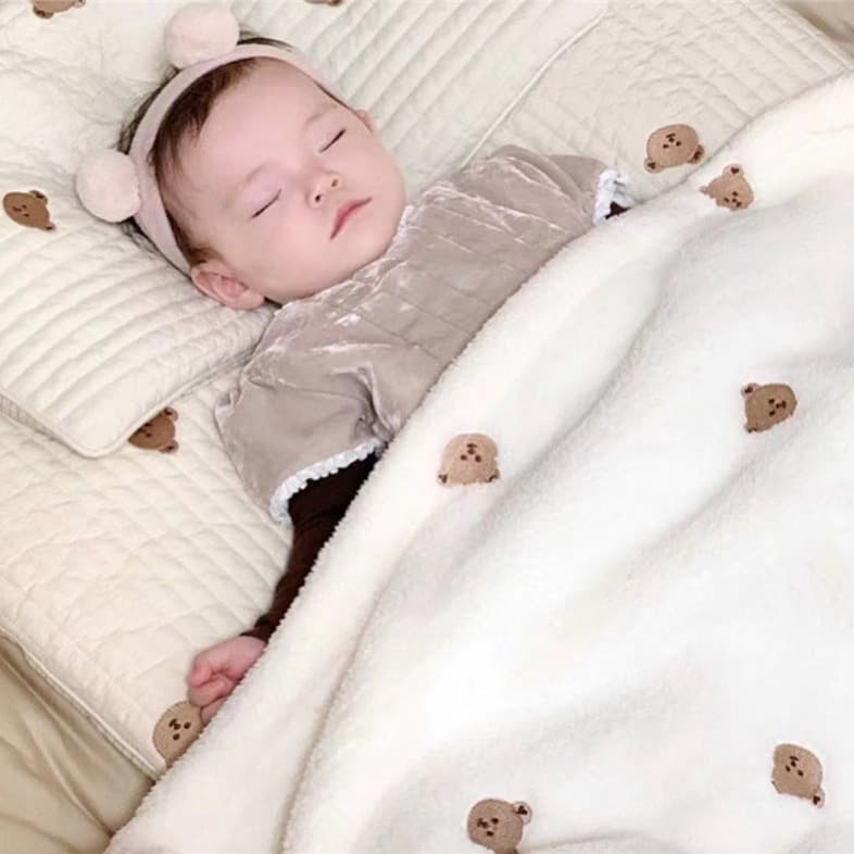 Korean Instagram-worthy embroidered bear blanket for babies, plush swaddles, and infants. Perfect for outings, autumn, and winter naps.