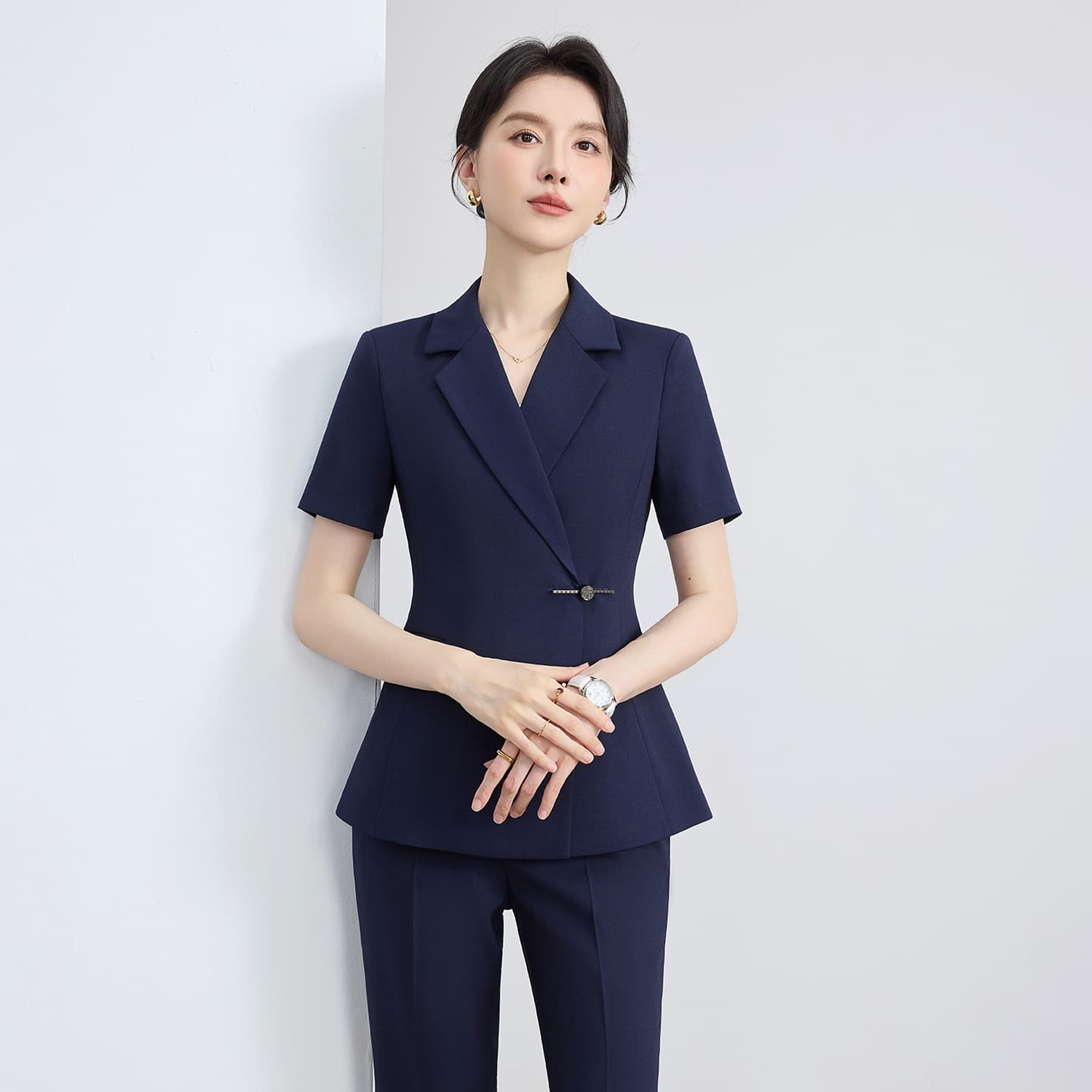 Summer professional short-sleeved suit and trousers for office commuting, beauty salon consultant, jewelry store sales.