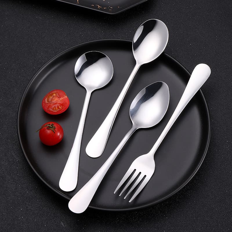 Wholesale stainless steel soup spoons with printed logos, including small round spoons and forks, suitable for hotels, cafeterias, and household use.