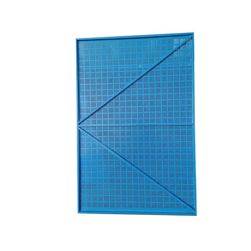 Construction site safety netting for exterior wall scaffolding, galvanized steel mesh for preventing falls, and climbing scaffold netting.