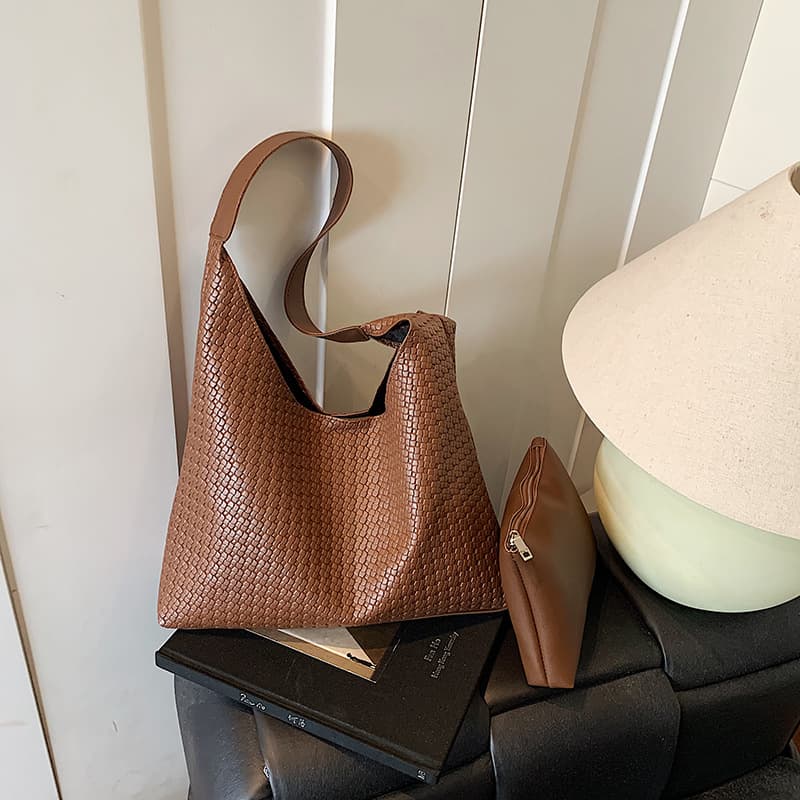Vintage Bucket Bag for Women 2025 Autumn New Trend Large Capacity Woven Shoulder Bag Commuter Tote Bag