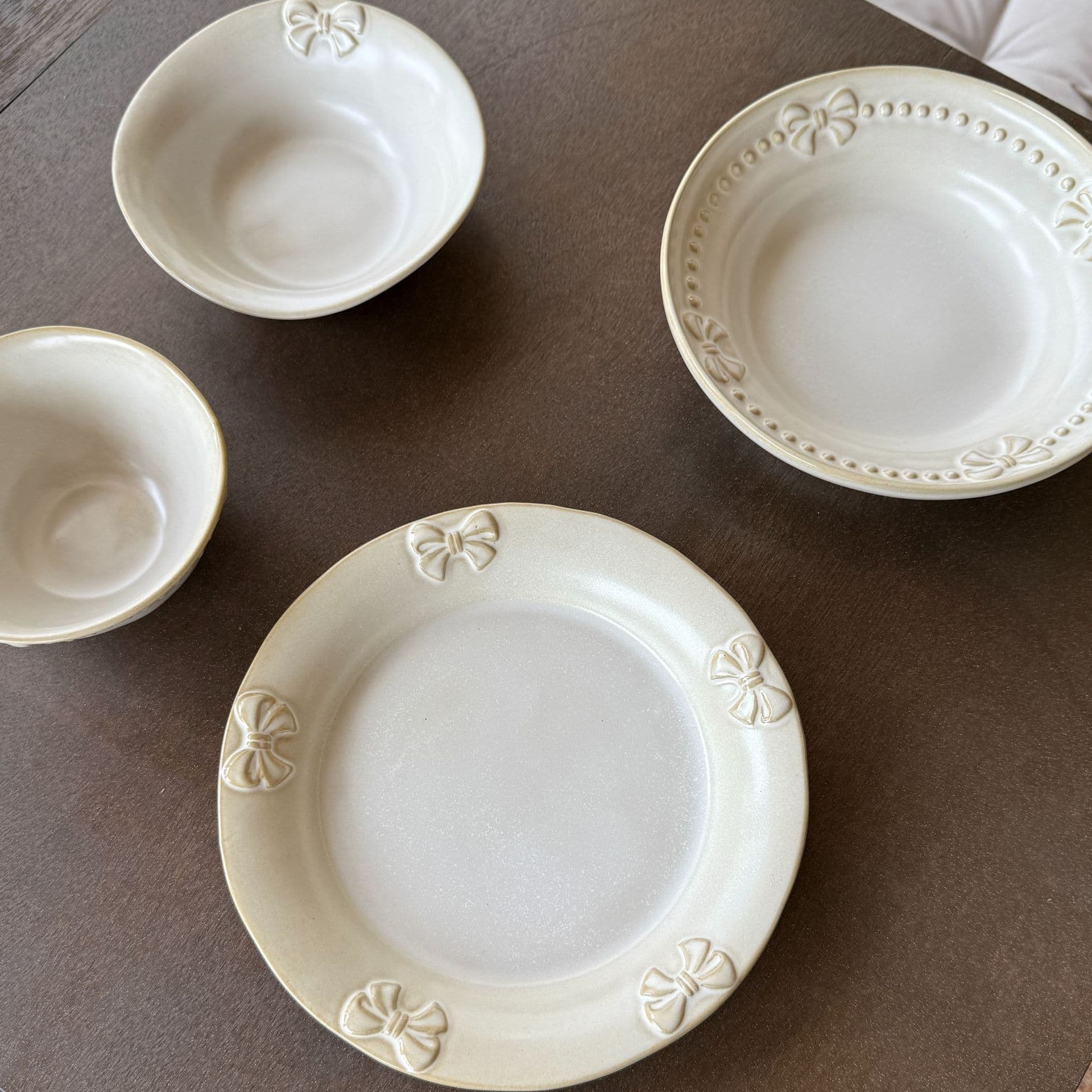 Retro kiln-turned embossed bow tableware, high-looking ceramic rice bowl, Western food dessert plate, household bowls, plates, cups, saucers and spoons