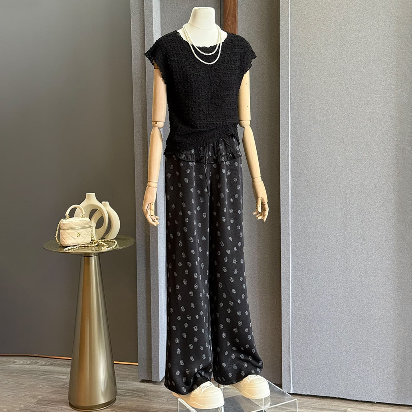 High-End Fashion Set for Women Summer New, Black Fitted Short Sleeve Top with Floral Print and Ruffle Hem Pants Two-Piece Set