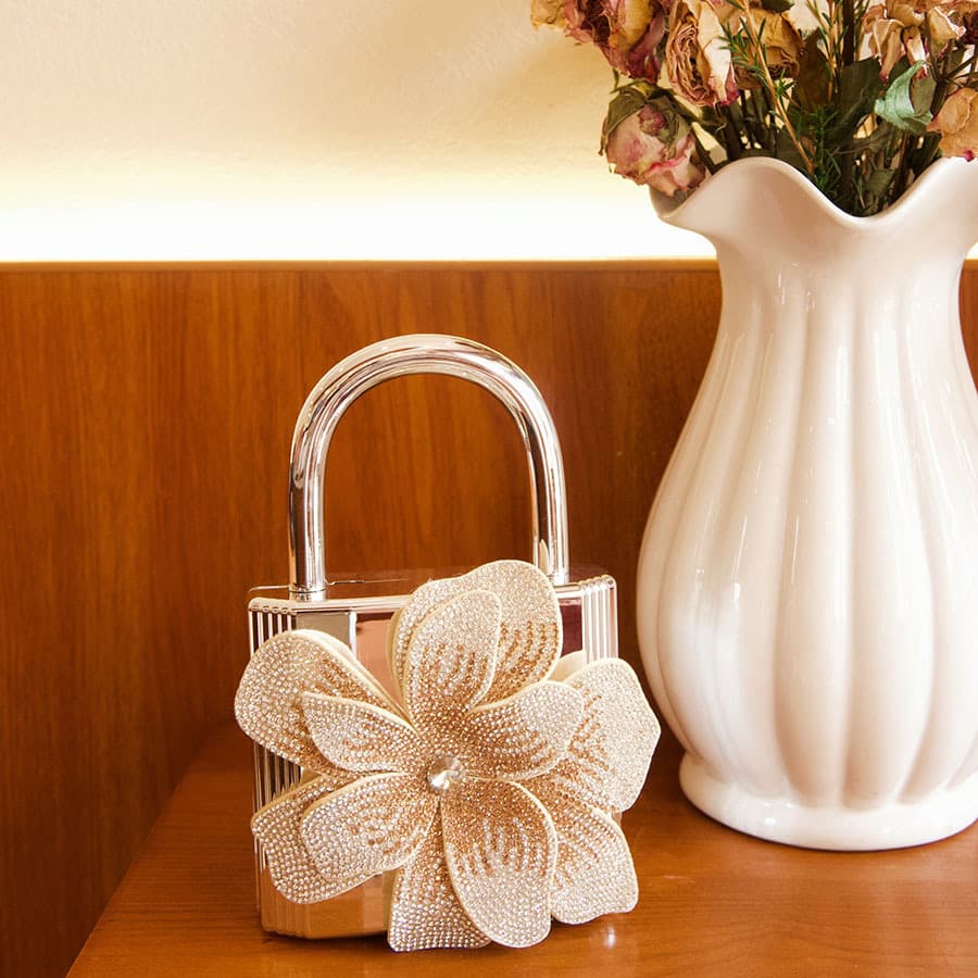 European and American Metallic Acrylic Bag with Sparkling Rhinestone Flowers, High-End Chain Handbag and Crossbody Bag
