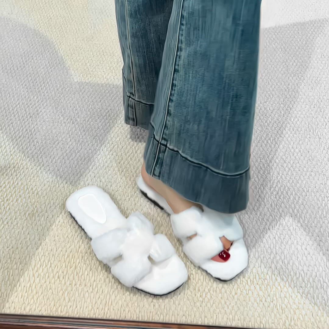 Internet celebrity furry slippers for women's outer wear 2025 new autumn and winter lamb wool slippers thick sole one-word casual lazy slippers