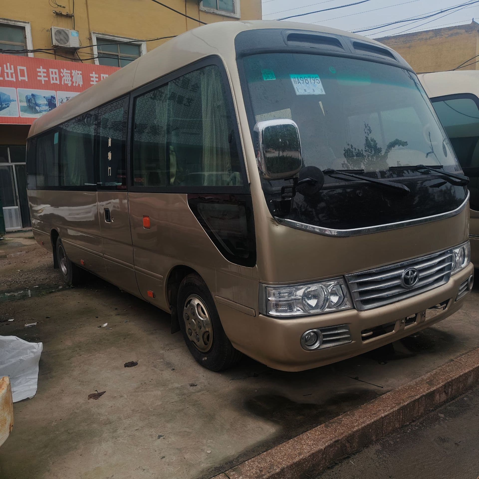 Export Toyota Coaster 23-Seat Minibus, 14-Seat Toyota Hiace, 24-Seat Yutong Bus