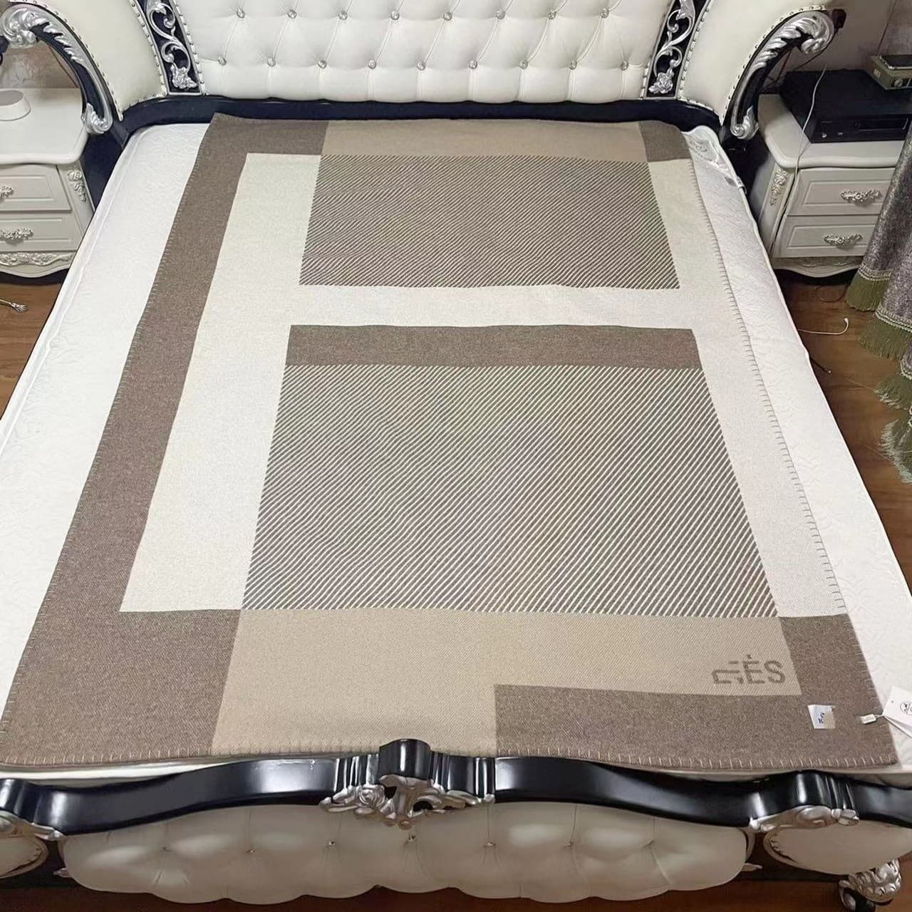 Inner Mongolia cashmere autumn/winter new style large H-edged wool blanket, thickened double-sided jacquard cashmere letter blanket, new style throw pillow