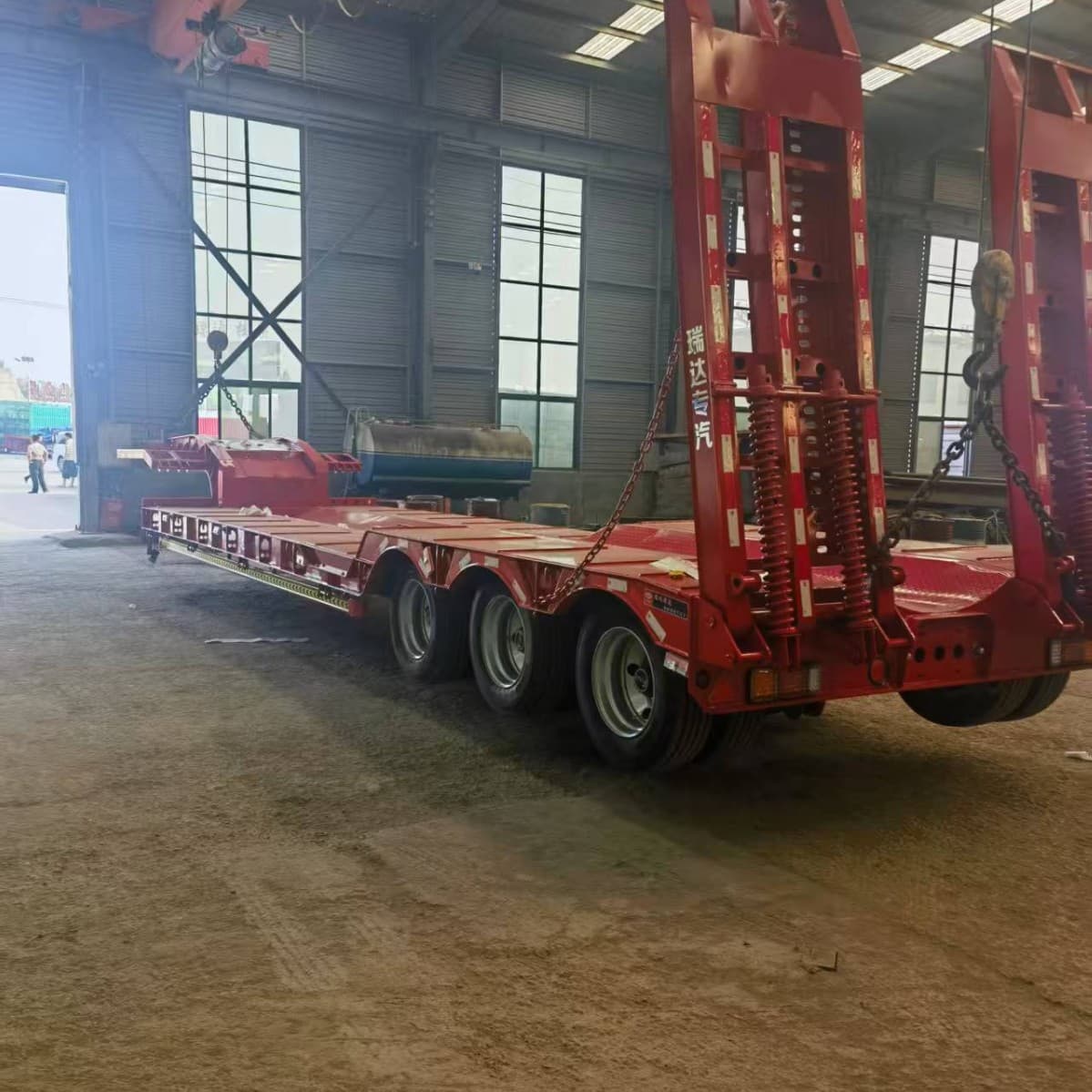 13m three-axle lowbed semi-trailer, excavator flatbed vehicle, export special large transport vehicle price