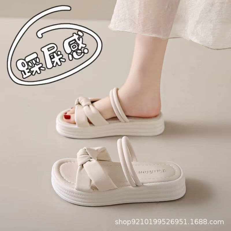 Soft-soled sandals with a step-on-poop feel for women, summer casual versatile non-slip thick-soled beach shoes, slippers for both students and students