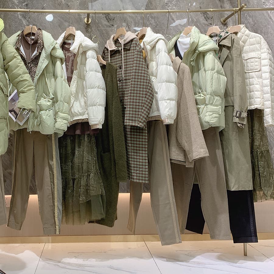 Brand tail goods are withdrawn from the cabinet, women's clothing clearance goods are taken away, wholesale entities are picked up, orphan products, big-name live streaming supplies