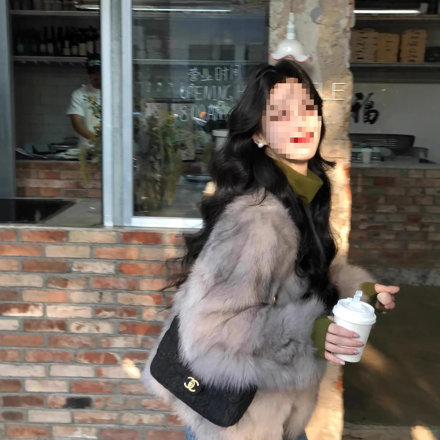 Grey fur-lined short coat for women, new winter 2025 style, high-end and elegant, eco-friendly fur.