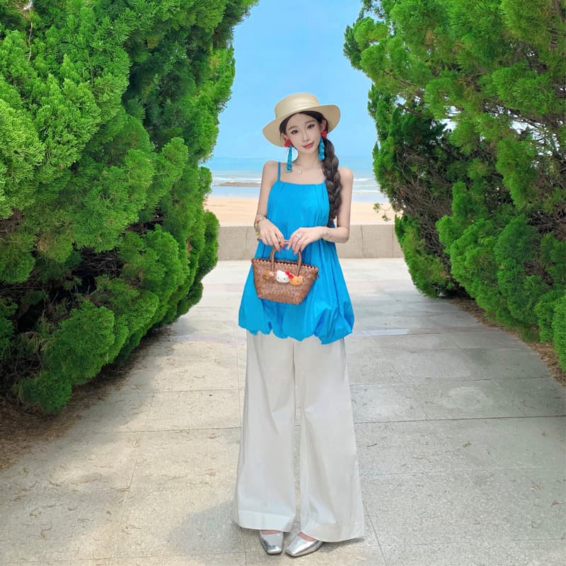 Summer outfit set: A light and airy floral print halter top and sleeveless sleeveless top for women, perfect for a relaxed and slimming summer look.