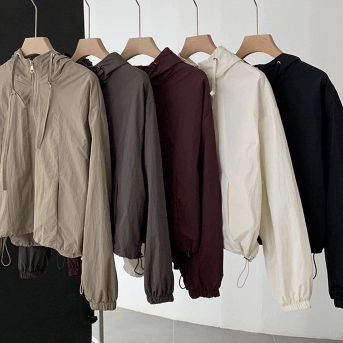 Popular short hooded windbreaker for women, 2026 spring/summer new style, loose fit, casual zip-up short jacket, sun protection clothing.
