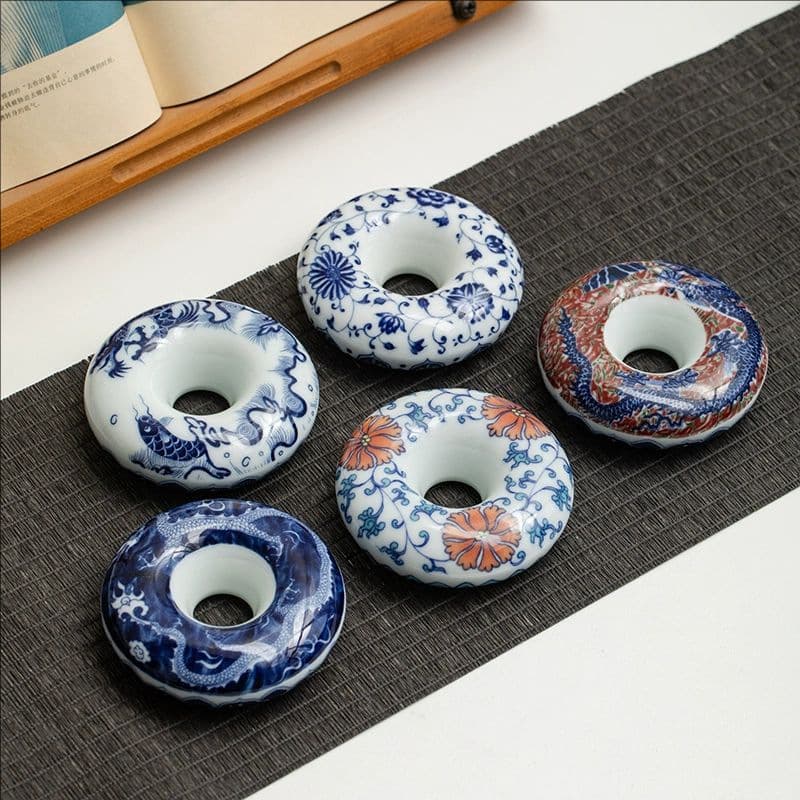 Blue and white porcelain ceramic donut lid coaster, retro and cute tea plaything ornament, tea set ornament, tea tray, tea ceremony accessory.