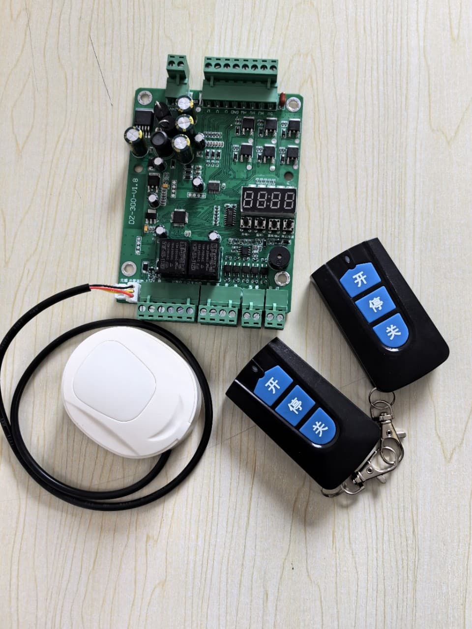 24V brushless gate controller board with 2 remotes, 1 receiver, and 1 mainboard