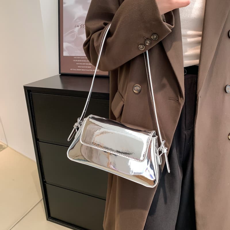 High-end and stylish small bag for women summer 2023 new trendy fashion niche crossbody bag for women single shoulder armpit bag