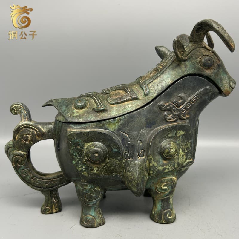 Xia-Shang-Zhou Dynasties Antique-style Bronze Craft, Yang Gong Owl-face Pattern Animal-shaped Lidded Wine Vessel, Ox-head Gong Collection Piece