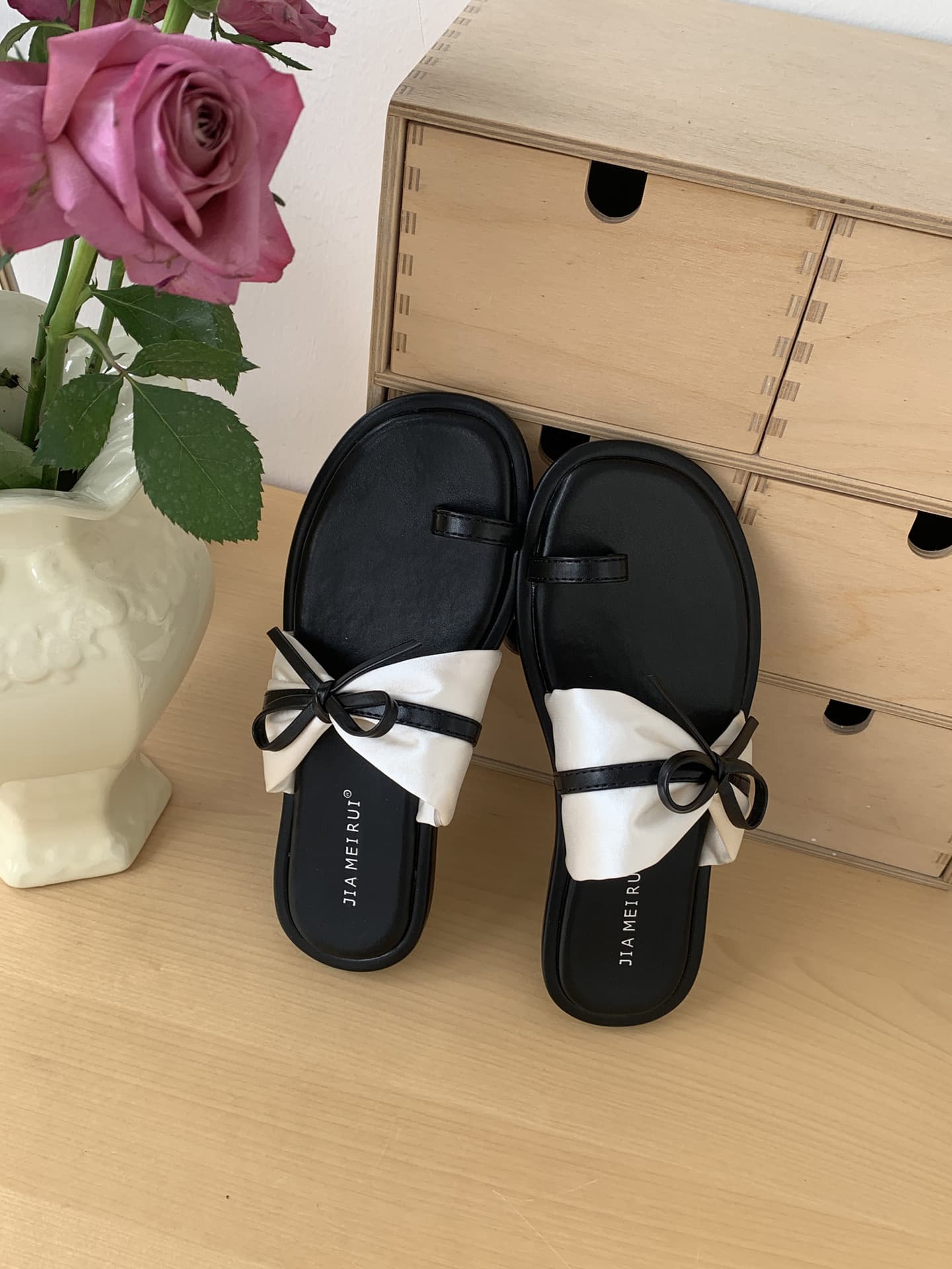 Wholesale Flat French Round Toe Soft Sole Slide Sandals with Toe Loop and Bow for Women, New Spring and Summer Style for Outdoor Wear