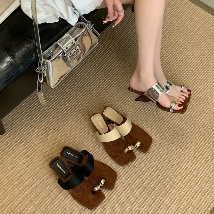 Guangzhou Yingying 2026 New French Retro Square Toe Chunky Heel Toe-Loop Slide Sandals for Women Summer Outdoor Metal Single Buckle