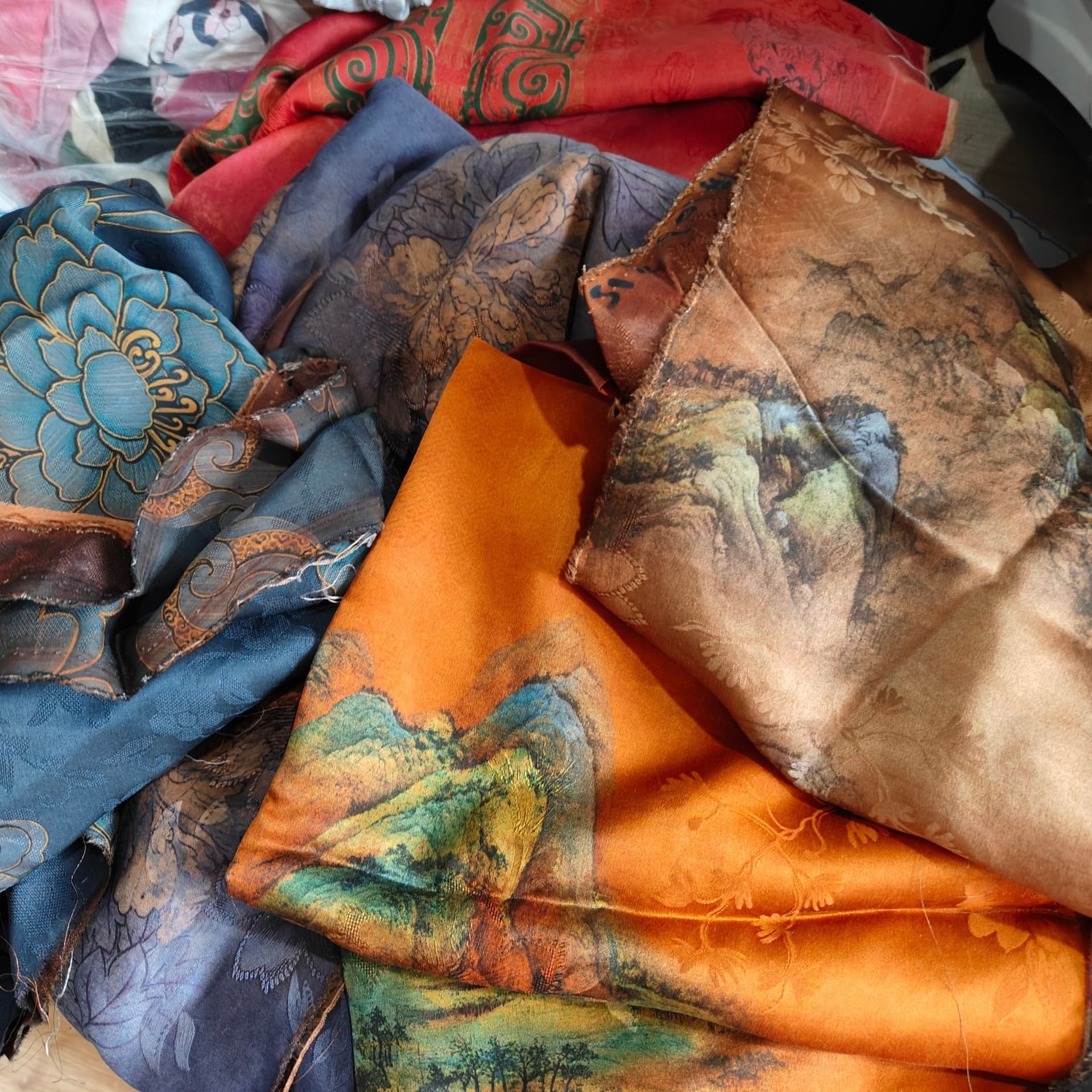 Xiangyun yarn, a thousand miles of rivers and mountains, flower-patterned large cloth scraps, silk red ramie, mud-coated black tortoise-shell pattern scraps of ramie yarn.