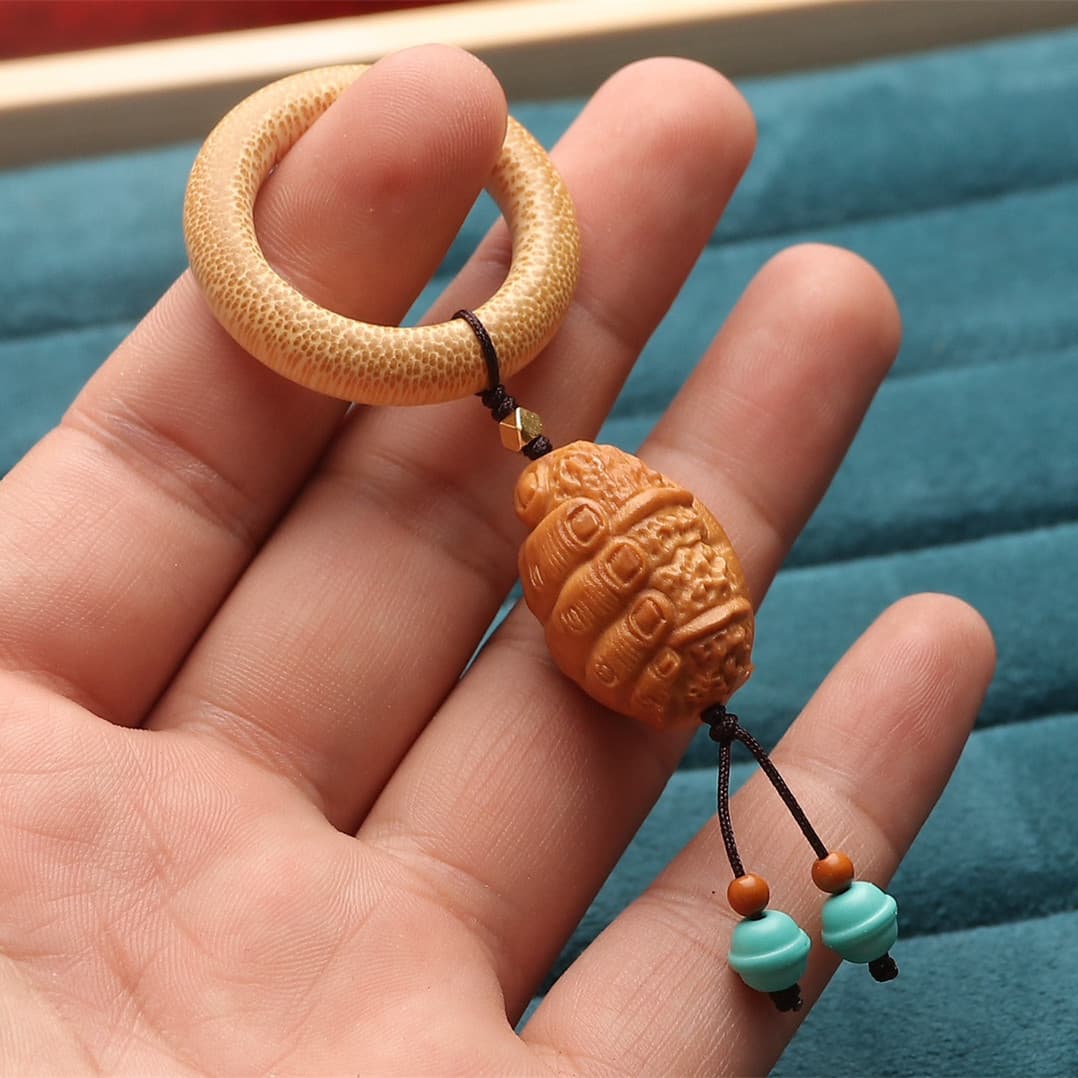 Directly from the factory, hand-carved olive kernels, hand-carved single seeds, powerful pendants, nuclear carvings, alternative art toy pieces, and toys