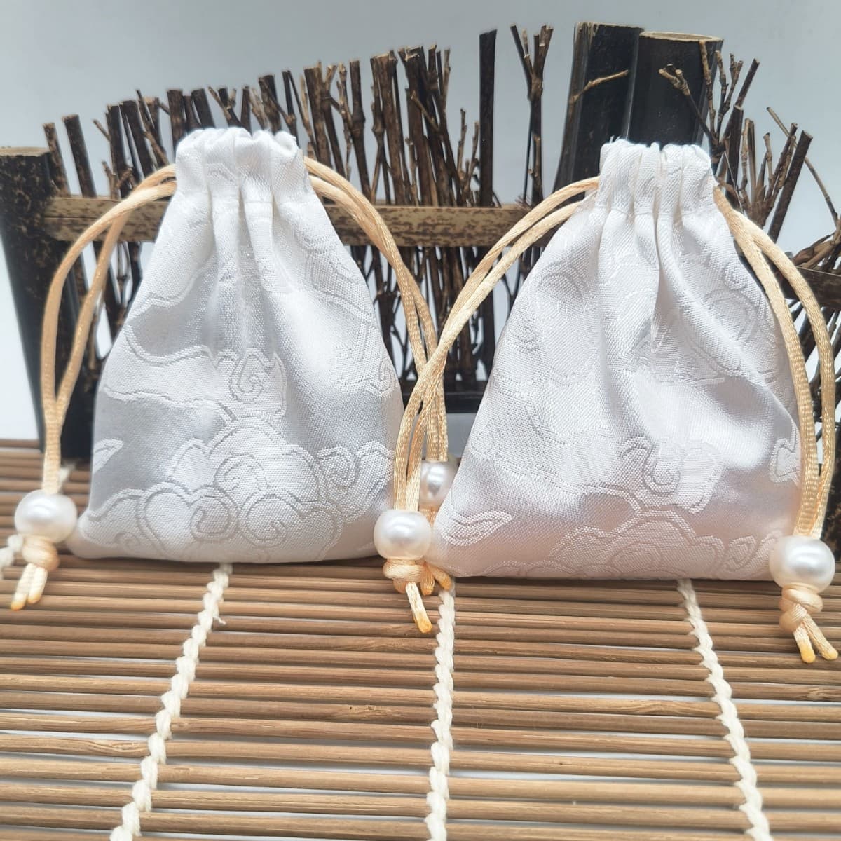 Custom high-end refrigerator magnet cloud pattern drawstring bags, earphone dust-proof storage pouches, souvenir gift small fabric bags