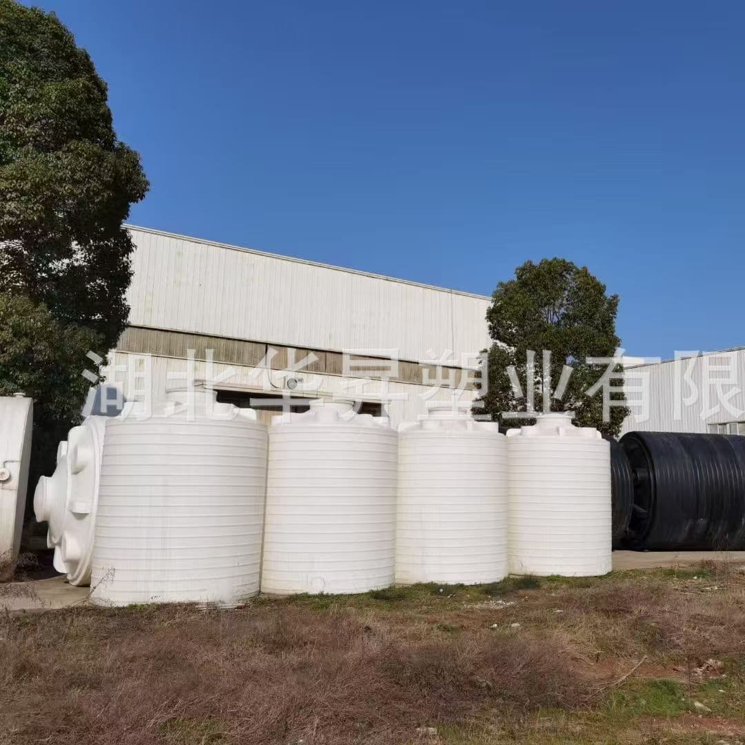 Yunnan Kunming: Large plastic water barrels with lids, oversized water storage towers for hotel and commercial use, heat-resistant and impact-resistant.