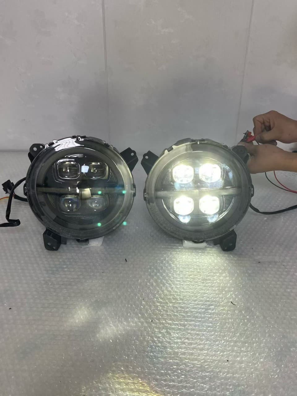 Cross-border use for 18-24 models of Jeep Wrangler modified headlights modified LED daytime running lights streamer turn signal 4 transparent