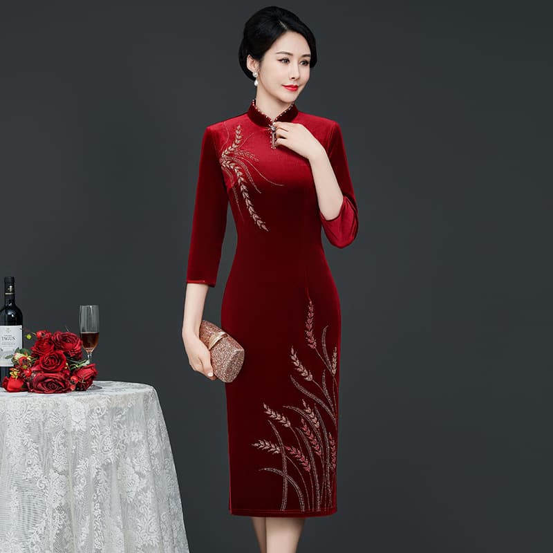 High-end mother's dress for happy mothers and mothers-in-law, warm and elegant winter dress for middle-aged women.