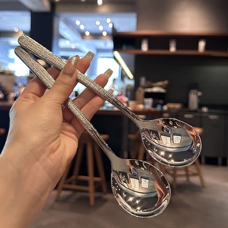 Stainless steel hammered Korean style spoon, Western restaurant long handle spoon, dessert spoon, household round head eating spoon.