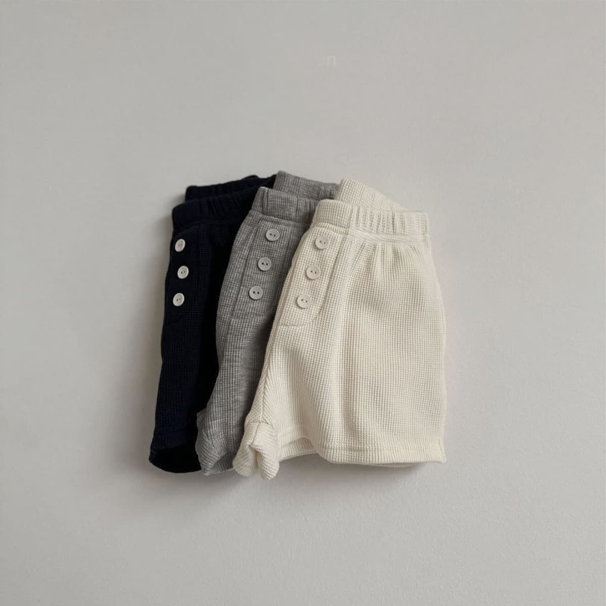 Summer Baby Shorts for Boys and Girls, Three-Button Waffle Fabric Pants, Solid Color Infant Knee-Length Shorts, Children's Beach Shorts