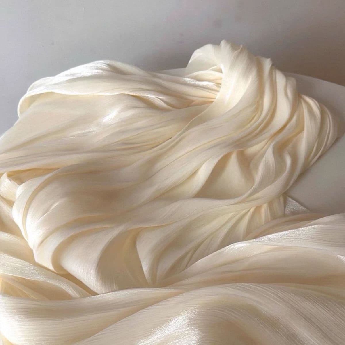 Magnolia crepe, soft and draping fabric, suitable for clothing, photography, backdrops, and high-quality shimmering crepe yarn.